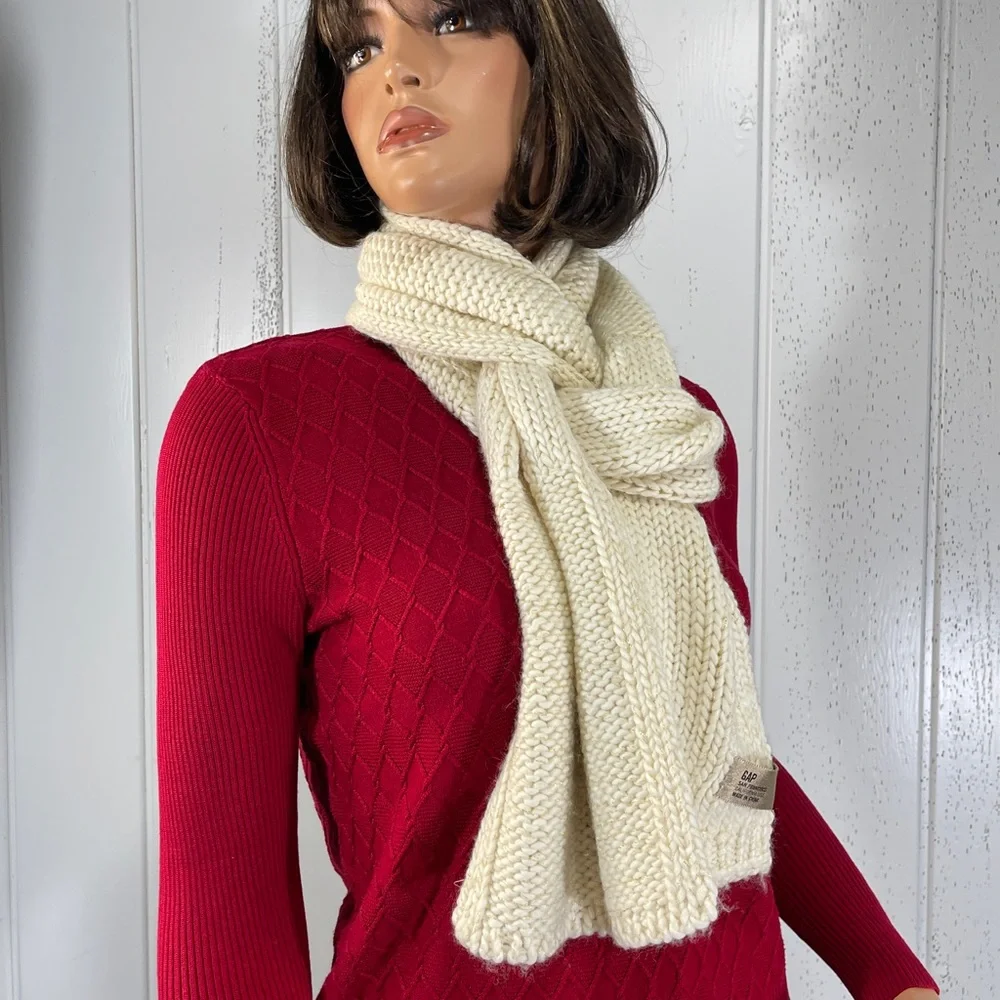 *NWOT GAP San Francisco California Women's Beige Knitted Scarf